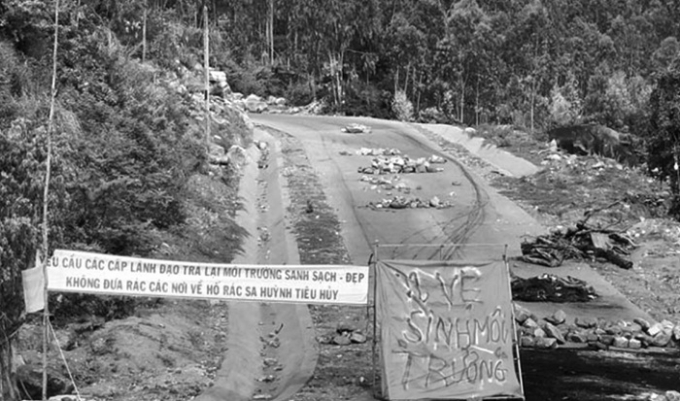 Người d&acirc;n treo băng r&ocirc;n, vật cản để chặn xe v&agrave;o Nh&agrave; m&aacute;y Đức Phổ.