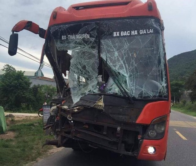 Chi ếc xe kh&aacute;ch hư hỏng nặng sau pha va chạm li&ecirc;n ho&agrave;n. Ảnh: CAQN.