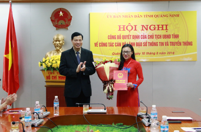 Chủ tịch UBND tỉnh Quảng Ninh trao quyết định v&agrave; tặng hoa ch&uacute;c mừng đồng ch&iacute; L&ecirc; Ngọc H&acirc;n giữ chức vụ Gi&aacute;m đốc Sở Th&ocirc;ng tin v&agrave; Truyền th&ocirc;ng.