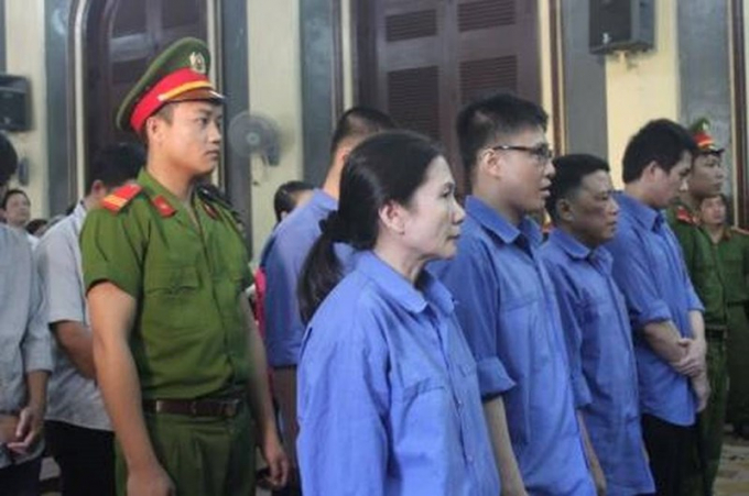 B&agrave; Oanh v&agrave; c&aacute;c đồng phạm tại phi&ecirc;n sơ thẩm.