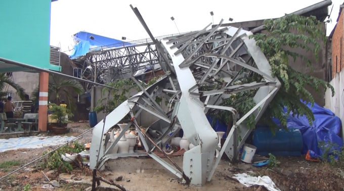 Trong cơn mưa to biển quảng c&aacute;o cỡ lớn đ&atilde; bất ngờ ng&atilde; đổ