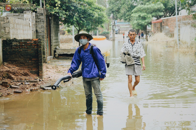 C&aacute;n bộ y tế phun thuốc khử tr&ugrave;ng to&agrave;n x&atilde;.