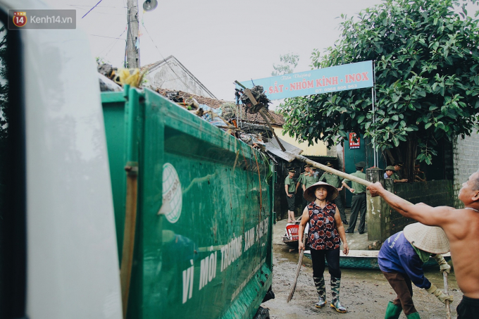 Người d&acirc;n qu&eacute;t r&aacute;c quanh khu vực sinh sống.