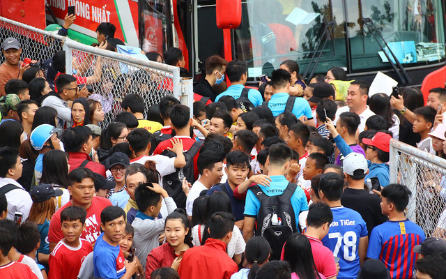 Người h&acirc;m mộ vẫn d&agrave;nh t&igrave;nh cảm rất lớn cho đo&agrave;n qu&acirc;n của HLV Park Hang Seo.