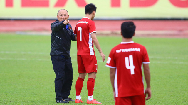 Ở những buổi tập cuối c&ugrave;ng trước khi l&ecirc;n đường, HLV Park Hang Seo vẫn d&agrave;nh thời gian sửa lỗi cho c&aacute;c học tr&ograve;.