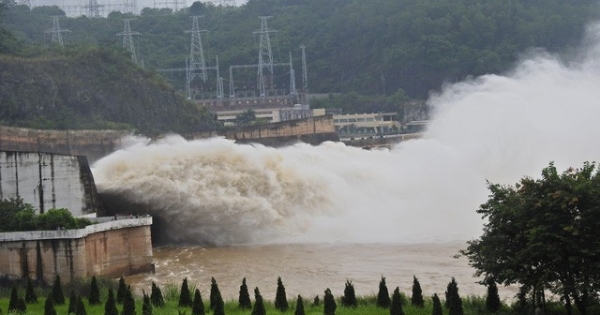 Chiều nay Thủy điện Hòa Bình mở thêm 1 cửa xả đáy