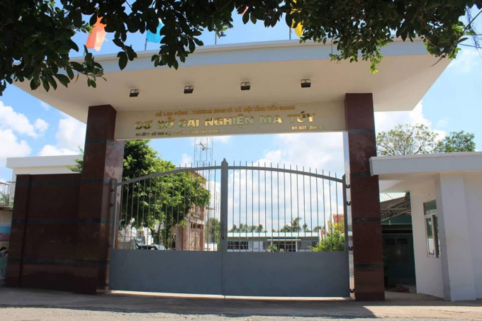 Học vi&ecirc;n đ&aacute;nh g&atilde;y răng nh&acirc;n vi&ecirc;n cơ sở cai nghiện.