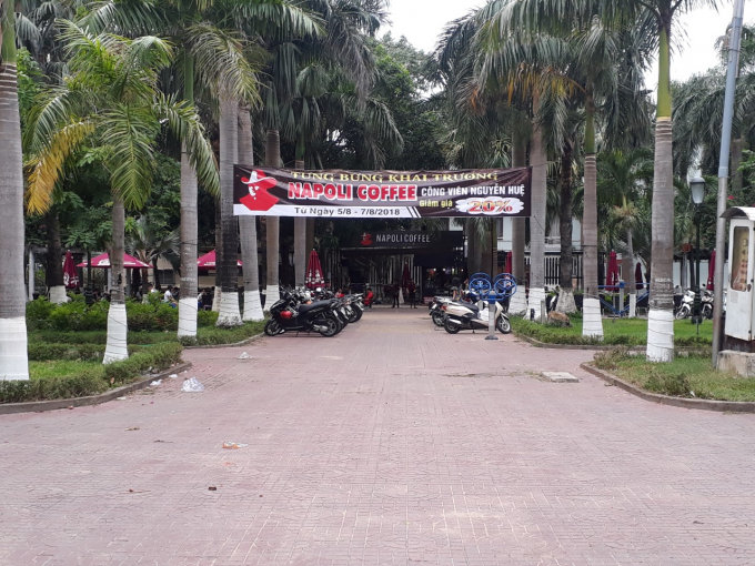 Khu&ocirc;n vi&ecirc;n C&ocirc;ng vi&ecirc;n Nguyễn Huệ bị biến th&agrave;nh nh&agrave; kinh doanh c&agrave; ph&ecirc; cho c&ocirc;ng ty Song Huy