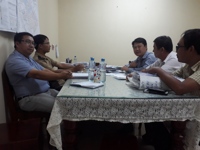 &Ocirc;ng Huỳnh Th&aacute;i H&agrave;o- Ph&oacute; trưởng ph&ograve;ng Quản l&yacute; đ&ocirc; thị (trong c&ugrave;ng b&ecirc;n phải) l&agrave;m việc với ch&uacute;ng t&ocirc;i.