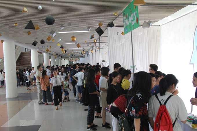 Đ&ocirc;ng đảo b&aacute;c bạn học sinh c&ugrave;ng phụ huynh theo d&otilde;i phần giới thiệu c&aacute;c sản phẩm c&ocirc;ng nghệ do c&aacute;c bạn trường&nbsp;Amsterdam s&aacute;ng chế v&agrave; vận h&agrave;nh.