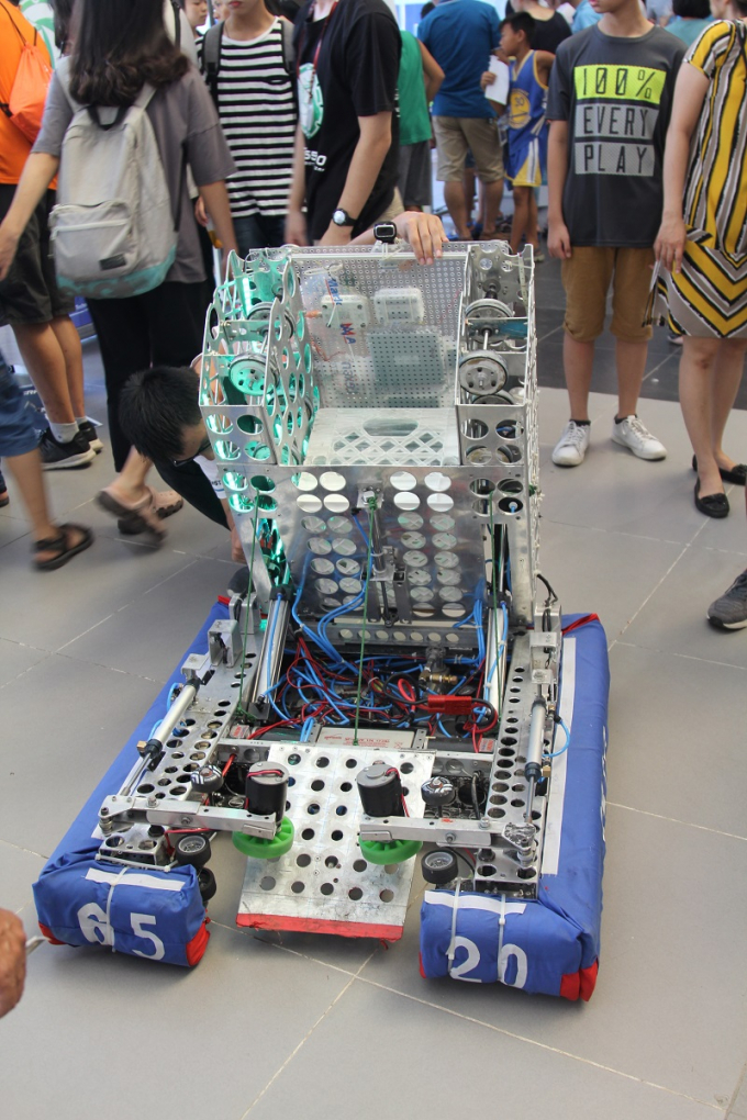 C&aacute;c bạn học sinh vận h&agrave;nh sản phẩm của m&igrave;nh trước ch&uacute; &yacute; của nhiều người.