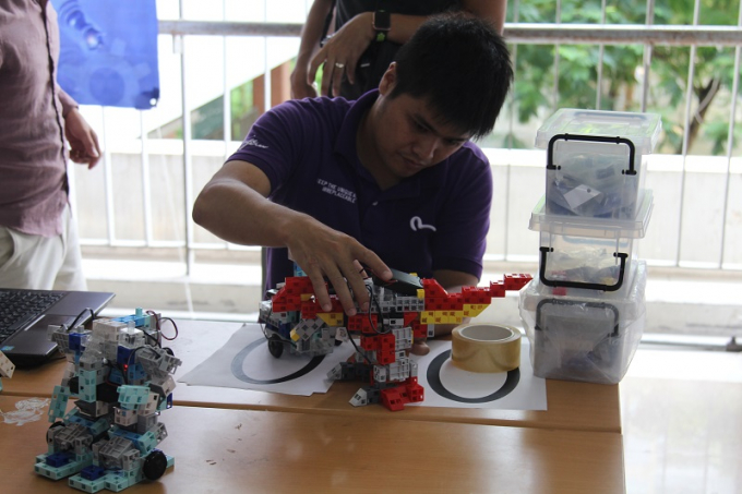 C&aacute;c sản phẩm r&ocirc; bốt hoạt động bằng điều khiển được giới thiệu tại buổi triển l&atilde;m.