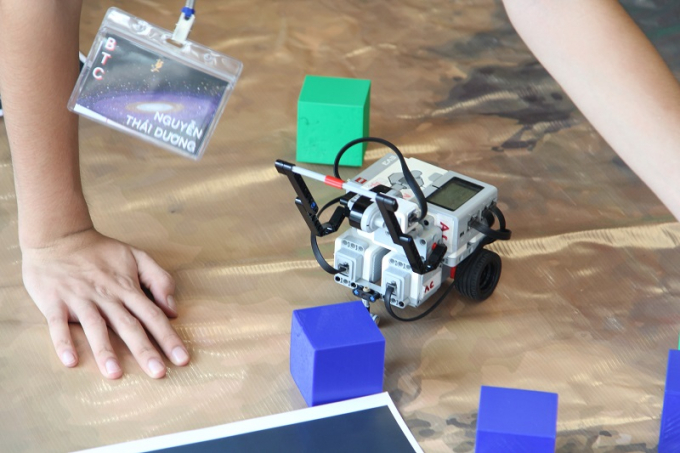 C&aacute;c sản phẩm điện tử của c&aacute;c bạn học sinh g&acirc;y sự ch&uacute; &yacute; của nhiều người.