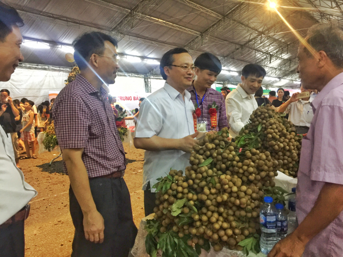 Ph&oacute; Thủ tướng Vương Đ&igrave;nh Huệ dự Hội nghị x&uacute;c tiến thương mại nh&atilde;n v&agrave; n&ocirc;ng sản Hưng Y&ecirc;n