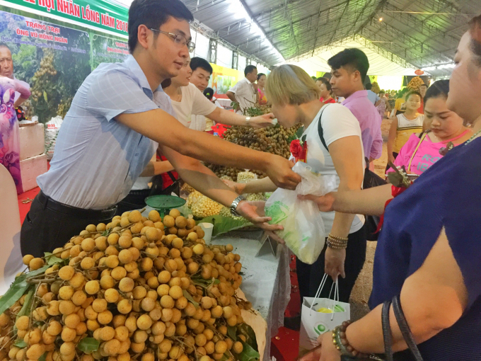 Kh&aacute;ch mời tham quan Lễ hội.