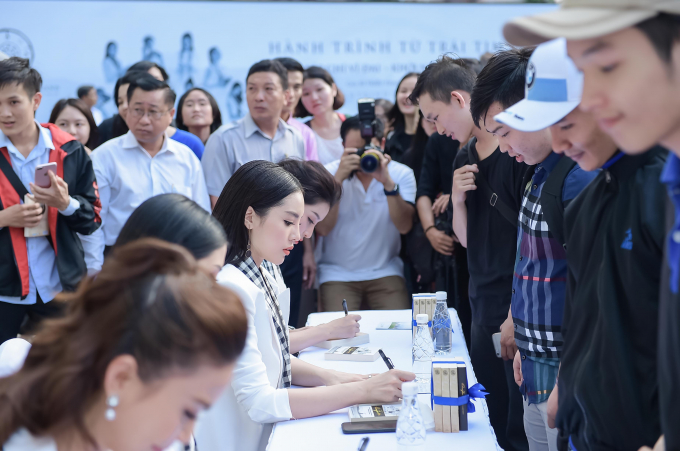 Hồ Ngọc H&agrave;, Ho&agrave;ng Th&ugrave;y Linh khiến sinh vi&ecirc;n đứng ngồi kh&ocirc;ng y&ecirc;n