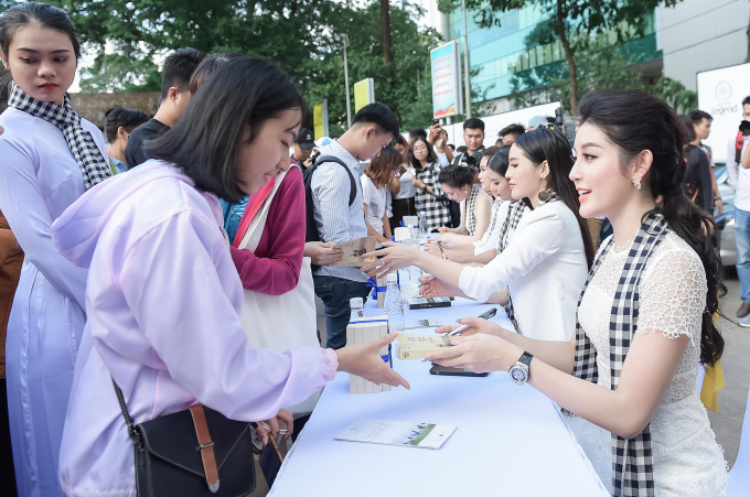 Hồ Ngọc H&agrave;, Ho&agrave;ng Th&ugrave;y Linh khiến sinh vi&ecirc;n đứng ngồi kh&ocirc;ng y&ecirc;n