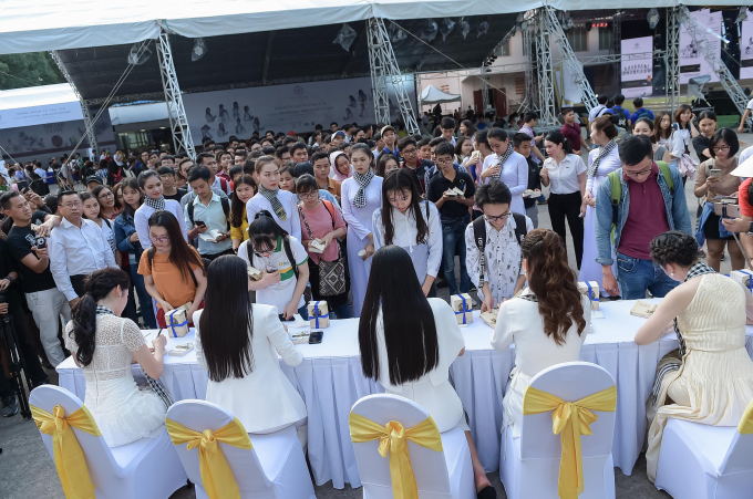 Hồ Ngọc H&agrave;, Ho&agrave;ng Th&ugrave;y Linh khiến sinh vi&ecirc;n đứng ngồi kh&ocirc;ng y&ecirc;n