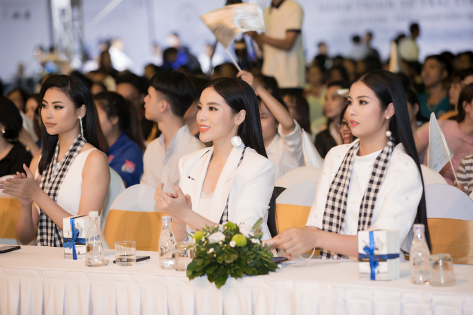 Hồ Ngọc H&agrave;, Ho&agrave;ng Th&ugrave;y Linh khiến sinh vi&ecirc;n đứng ngồi kh&ocirc;ng y&ecirc;n