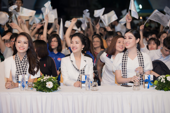 Hồ Ngọc H&agrave;, Ho&agrave;ng Th&ugrave;y Linh khiến sinh vi&ecirc;n đứng ngồi kh&ocirc;ng y&ecirc;n