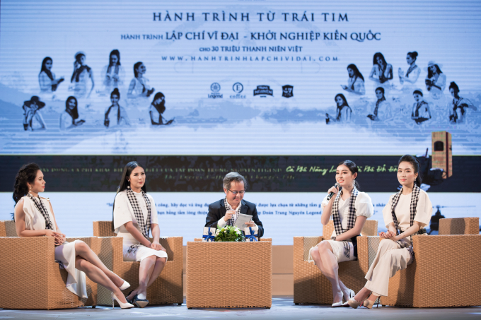 Hồ Ngọc H&agrave;, Ho&agrave;ng Th&ugrave;y Linh khiến sinh vi&ecirc;n đứng ngồi kh&ocirc;ng y&ecirc;n