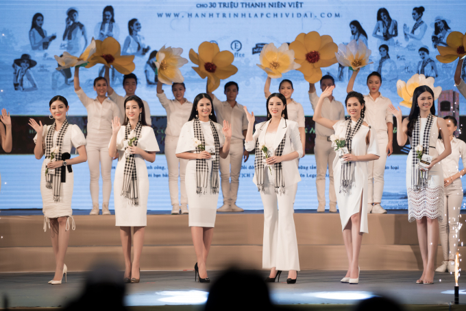 Hồ Ngọc H&agrave;, Ho&agrave;ng Th&ugrave;y Linh khiến sinh vi&ecirc;n đứng ngồi kh&ocirc;ng y&ecirc;n