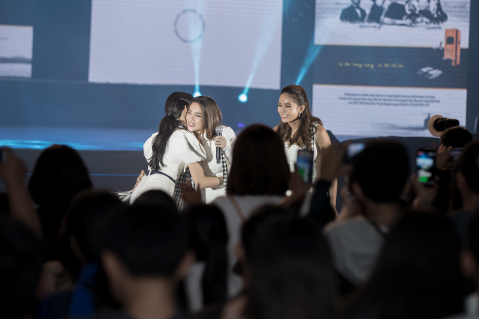 Hồ Ngọc H&agrave;, Ho&agrave;ng Th&ugrave;y Linh khiến sinh vi&ecirc;n đứng ngồi kh&ocirc;ng y&ecirc;n