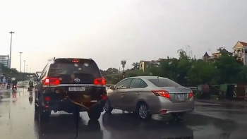 [Clip]: Hai xế hộp chèn ép nhau trên tuyến phố Hà Nội