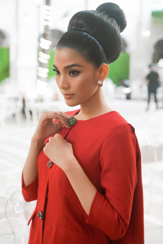 Trương Thị May diện đầm đỏ rực, diễn vedette show thời trang