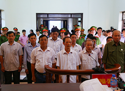 C&aacute;c bị c&aacute;o tại phi&ecirc;n t&ograve;a sơ thẩm th&aacute;ng 8/2017. (Ảnh: b&aacute;o VNExpress)