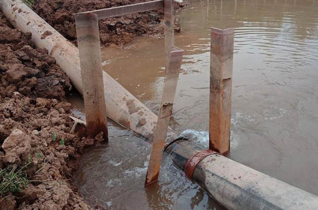 Ống nước bị g&atilde;y khiến 40.000 hộ d&acirc;n H&agrave; Nội thiếu nước sạch. (Ảnh: D&acirc;n tr&iacute;)