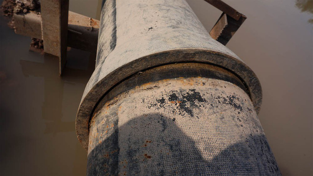 Khớp nối giữa 2 đoạn ống bị bung ra. (Ảnh: D&acirc;n tr&iacute;)