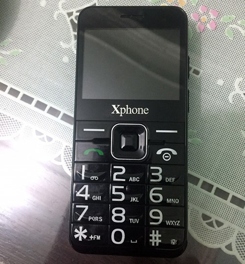 Chiếc điện thoại Vi&ecirc;n lừa đảo c&ugrave;ng nhiều t&agrave;i sản kh&aacute;c đ&atilde; được cơ quan C&ocirc;ng an thu hồi.