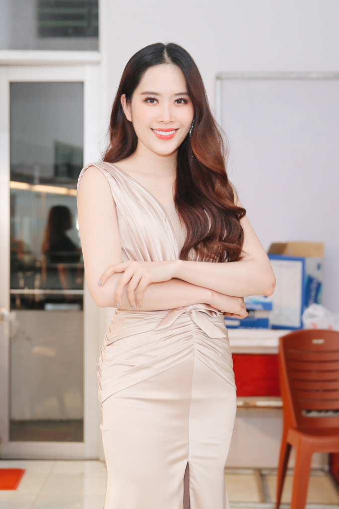 Nam Em thổ lộ th&iacute;ch &aacute;nh đ&egrave;n s&acirc;n khấu, lắng nghe tiếng vỗ tay của kh&aacute;n giả