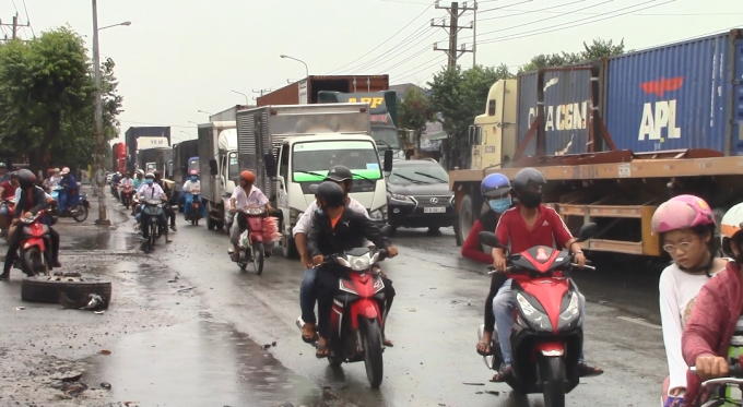 Giao th&ocirc;ng qua khu vực &ugrave;n ứ k&eacute;o d&agrave;i