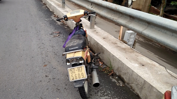 Chiếc xe m&aacute;y 2 thanh ni&ecirc;n đi để