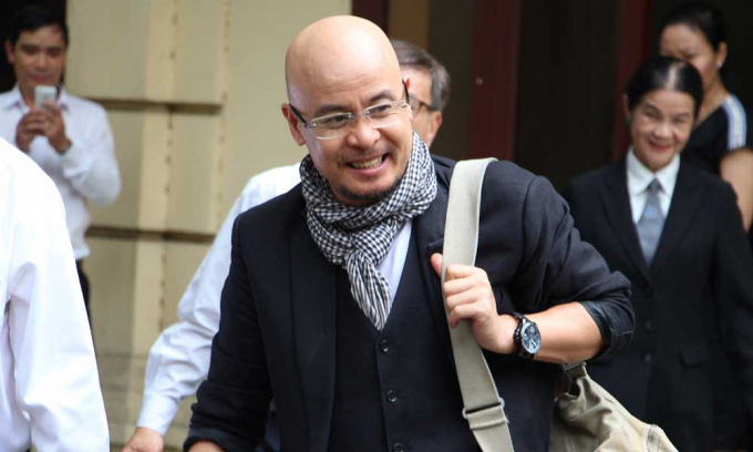 &Ocirc;ng Đặng L&ecirc; Nguy&ecirc;n Vũ tươi cười rời t&ograve;a