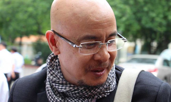 &Ocirc;ng Vũ vui vẻ trả lời ph&oacute;ng vi&ecirc;n