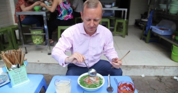 Tân Đại sứ Anh mê mẩn phở bò vỉa hè Hà Nội với tương ớt, dấm tỏi