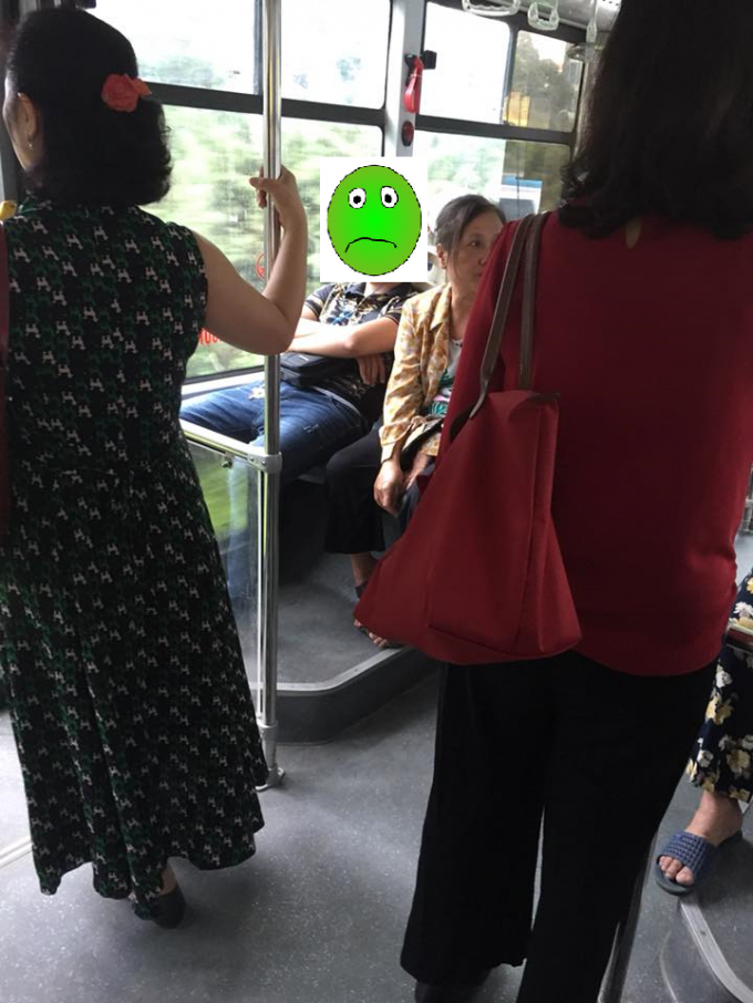 H&igrave;nh ảnh nam thanh ni&ecirc;n được cho l&agrave; kh&ocirc;ng nhường ghế cho người gi&agrave;, phụ nữ mang thai. (Ảnh: Facebook Trần Huyhuy)