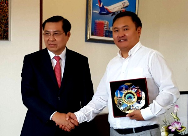 Chủ tịch UBND TP Đ&agrave; Nẵng (tr&aacute;i) l&agrave;m việc đại diện hai tập đo&agrave;n lớn của Nga. Ảnh: Danang.gov.vn.