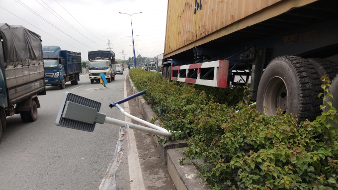 Hung thần container c&agrave;y n&aacute;t dải ph&acirc;n c&aacute;ch, h&uacute;c ng&atilde; cột đ&egrave;n.