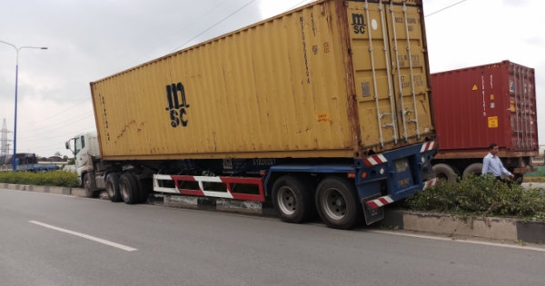 “Hung thần” container “làm xiếc” trên dải phân cách