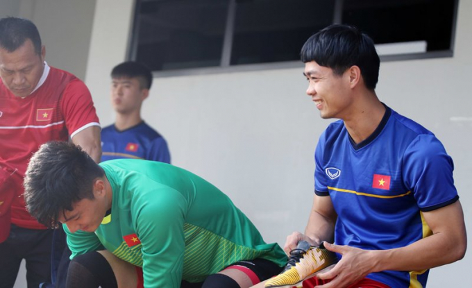 C&ocirc;ng Phượng cười vui vẻ trước buổi tập&nbsp;như lời khẳng định anh đ&atilde; qu&ecirc;n đi nỗi buồn đ&aacute; hỏng 2 quả penalty trận gặp Olympic Pakistan.