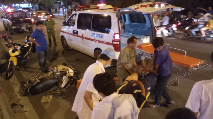 Xe cứu thương c&oacute; mặt đưa nạn nh&acirc;n tới bệnh viện.