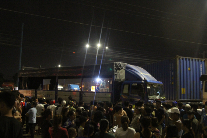 Rất đ&ocirc;ng người d&acirc;n theo d&otilde;i hiện trường vụ tai nạn.