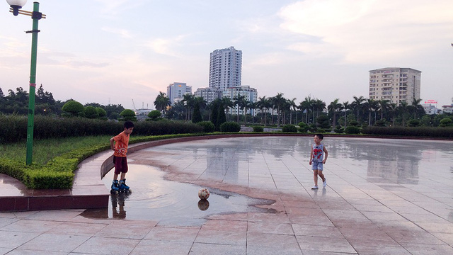 Mỗi khi trởi mưa, nhiều khu vực của c&ocirc;ng vi&ecirc;n đọng nước l&ecirc;nh l&aacute;ng, trơn trượt kh&aacute; nguy hiểm.