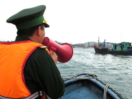 C&aacute;n bộ bi&ecirc;n ph&ograve;ng k&ecirc;u gọi t&agrave;u thuyền v&agrave;o tr&aacute;nh b&atilde;o.