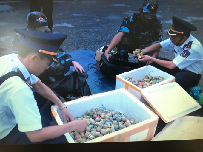 Lực lượng chức năng thu giữ số lượng lớn ph&aacute;o dạng trứng.