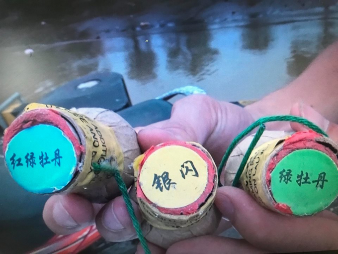 Ph&aacute;o nổ, dạng ph&aacute;o trứng, nh&atilde;n hiệu của Trung Quốc.